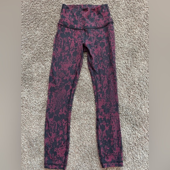 lululemon athletica Maroon and Black Wunder Under cropped sz 4 - Picture 1 of 3